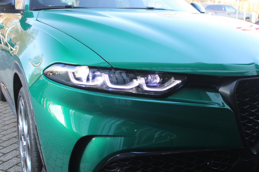 Alfa Romeo Tonale PHEV 280PK VELOCE | PANORAMISCH SCHUIF / KANTELDAK | LEDEREN BEKLEDING | VOORSTOELEN / STUUR VERWARMD | VOORSTOELEN GEVENTILEERD | VOORSTOELEN ELEKTRISCH VERSTELBAAR | DRAADLOOS APPLE CARPLAY / ANDROID AUTO | 360° CAMERA | AUTOMATISCH DIMMENDE BUITENSPIEGELS | 20"INCH LICHTMETALEN VELGEN | ADAPTIVE CRUISE CONTROL | KEYLESS ENTRY / START | ELEKTRISCH BEDIENBARE ACHTERKLEP | DRAADLOZE TELEFOONLADER | AMBIENT LIGHTING | DONKERE HEMELBEKLEDING | SCHAKELFLIPPERS AAN HET STUUR | VERWARMDE RUITENSPROEIERS |