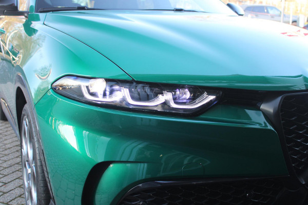 Alfa Romeo Tonale PHEV 280PK VELOCE | PANORAMISCH SCHUIF / KANTELDAK | LEDEREN BEKLEDING | VOORSTOELEN / STUUR VERWARMD | VOORSTOELEN GEVENTILEERD | VOORSTOELEN ELEKTRISCH VERSTELBAAR | DRAADLOOS APPLE CARPLAY / ANDROID AUTO | 360° CAMERA | AUTOMATISCH DIMMENDE BUITENSPIEGELS | 20"INCH LICHTMETALEN VELGEN | ADAPTIVE CRUISE CONTROL | KEYLESS ENTRY / START | ELEKTRISCH BEDIENBARE ACHTERKLEP | DRAADLOZE TELEFOONLADER | AMBIENT LIGHTING | DONKERE HEMELBEKLEDING | SCHAKELFLIPPERS AAN HET STUUR | VERWARMDE RUITENSPROEIERS |