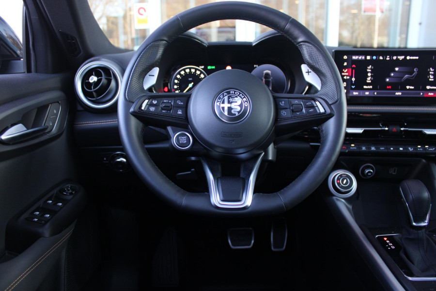 Alfa Romeo Tonale PHEV 280PK VELOCE | PANORAMISCH SCHUIF / KANTELDAK | LEDEREN BEKLEDING | VOORSTOELEN / STUUR VERWARMD | VOORSTOELEN GEVENTILEERD | VOORSTOELEN ELEKTRISCH VERSTELBAAR | DRAADLOOS APPLE CARPLAY / ANDROID AUTO | 360° CAMERA | AUTOMATISCH DIMMENDE BUITENSPIEGELS | 20"INCH LICHTMETALEN VELGEN | ADAPTIVE CRUISE CONTROL | KEYLESS ENTRY / START | ELEKTRISCH BEDIENBARE ACHTERKLEP | DRAADLOZE TELEFOONLADER | AMBIENT LIGHTING | DONKERE HEMELBEKLEDING | SCHAKELFLIPPERS AAN HET STUUR | VERWARMDE RUITENSPROEIERS |