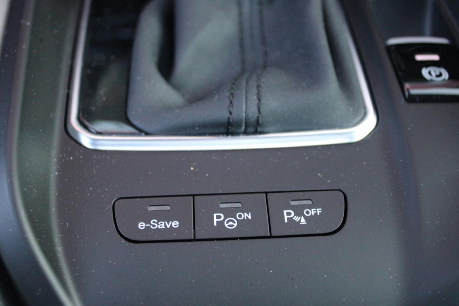 Alfa Romeo Tonale PHEV 280PK VELOCE | PANORAMISCH SCHUIF / KANTELDAK | LEDEREN BEKLEDING | VOORSTOELEN / STUUR VERWARMD | VOORSTOELEN GEVENTILEERD | VOORSTOELEN ELEKTRISCH VERSTELBAAR | DRAADLOOS APPLE CARPLAY / ANDROID AUTO | 360° CAMERA | AUTOMATISCH DIMMENDE BUITENSPIEGELS | 20"INCH LICHTMETALEN VELGEN | ADAPTIVE CRUISE CONTROL | KEYLESS ENTRY / START | ELEKTRISCH BEDIENBARE ACHTERKLEP | DRAADLOZE TELEFOONLADER | AMBIENT LIGHTING | DONKERE HEMELBEKLEDING | SCHAKELFLIPPERS AAN HET STUUR | VERWARMDE RUITENSPROEIERS |