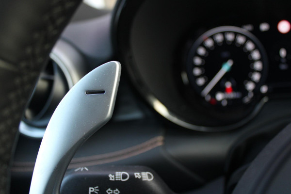 Alfa Romeo Tonale PHEV 280PK VELOCE | PANORAMISCH SCHUIF / KANTELDAK | LEDEREN BEKLEDING | VOORSTOELEN / STUUR VERWARMD | VOORSTOELEN GEVENTILEERD | VOORSTOELEN ELEKTRISCH VERSTELBAAR | DRAADLOOS APPLE CARPLAY / ANDROID AUTO | 360° CAMERA | AUTOMATISCH DIMMENDE BUITENSPIEGELS | 20"INCH LICHTMETALEN VELGEN | ADAPTIVE CRUISE CONTROL | KEYLESS ENTRY / START | ELEKTRISCH BEDIENBARE ACHTERKLEP | DRAADLOZE TELEFOONLADER | AMBIENT LIGHTING | DONKERE HEMELBEKLEDING | SCHAKELFLIPPERS AAN HET STUUR | VERWARMDE RUITENSPROEIERS |