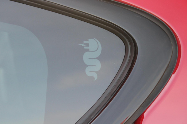 Alfa Romeo Tonale PHEV 280PK VELOCE | HARMAN/KARDON PREMIUM AUDIO | PREMIUM PACK: LEDEREN BEKLEDING/GEVENTILEERDE VOORSTOELEN/4-VOUDIG ELEKTRISCH VERSTELBARE LENDESTEUN VOORSTOELEN | WINTERPACK: STOEL/STUUR VERWARMING | STOEL VENTILATIE | TECHNOLOGY PACK: PARKEERWAARSCHUWING VOOR EN ACHTER/360° CAMERA/AUTOMATISCH INPARKEREN/ AUTONOMOUS DRIVING LEVEL 2: ADAPTIVE CRUISE CONTROL/LANE CENTERING ASSIST/TRAFFIC JAM ASSIST DODEHOEK DETECTIE AUTOMATISCH DIMMENDE BUITENSPIEGELS | DRAADLOZE TELEFOONLADER | FULL LED MATRIX KOPLAMPEN | DUAL STAGE VALVE: ACTIEVE DEMPING | KEYLESS ENTRY/START | 20" L