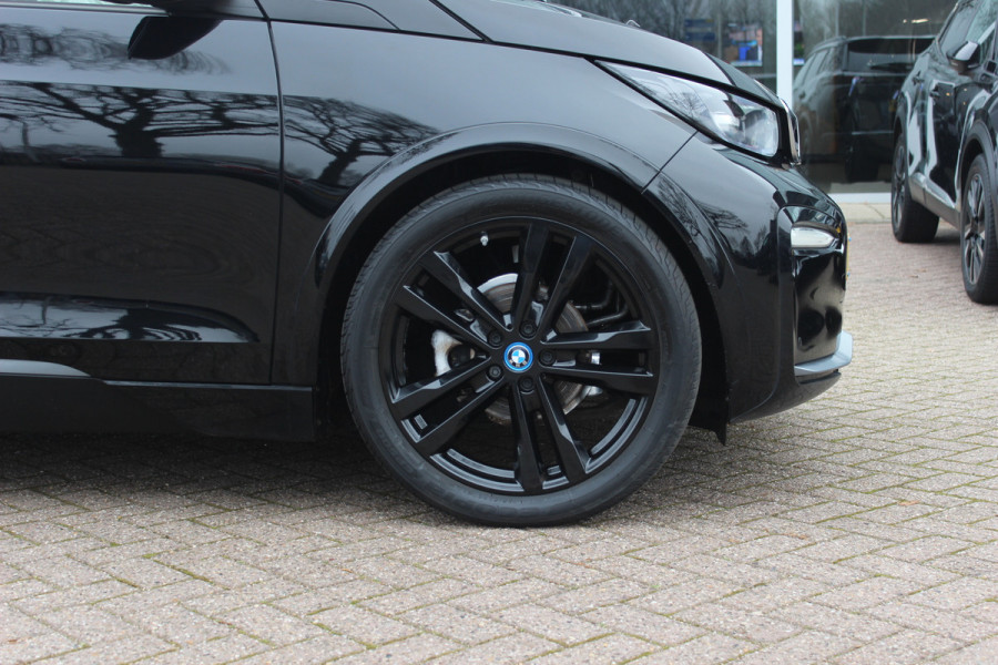 BMW i3 S Dark Shadow Edition 120Ah 42 kWh / Camera / Navigatie / 20'' / Stoelverwarming / DAB / LED / Cruise Control