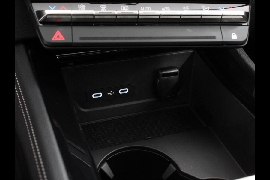 Renault Austral 1.3 Mild Hybrid 160 X-Tronic DEMO! Climate control Cruise Control adaptief Panorama dak LED Navigatie Sfeerverlichting Elektrische achterklep Stoel + stuurverwarming 360* camera Premium audio Arkamys