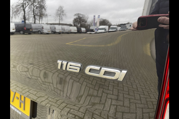 Mercedes-Benz Vito 116 CDI automaat / speciaal gebouwd voor rolstoel bestuurder / € 27.950 marge / zwart metallic / lift / hand gas en rem / airco / cruise control / euro 6 diesel