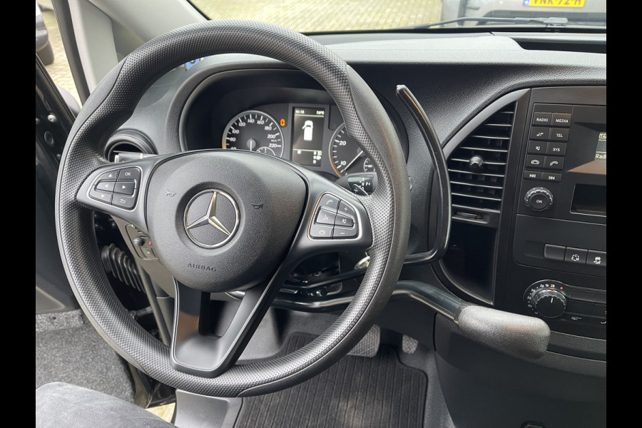 Mercedes-Benz Vito 116 CDI automaat / speciaal gebouwd voor rolstoel bestuurder / € 27.950 marge / zwart metallic / lift / hand gas en rem / airco / cruise control / euro 6 diesel