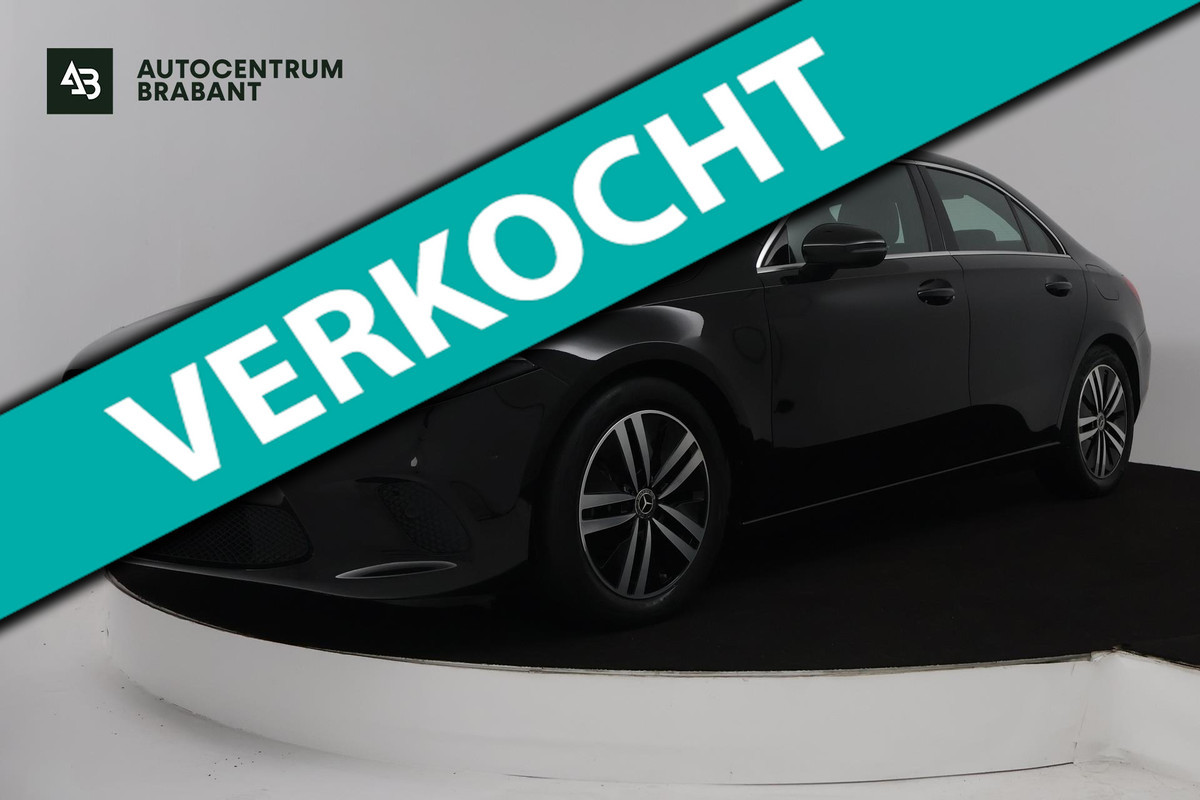 Mercedes-Benz A-Klasse 180 Business Solution Luxury (SFEERVERLICHTING, STOELVERWARMING, CAMERA, CRUISE CONTROL, SENSOREN)