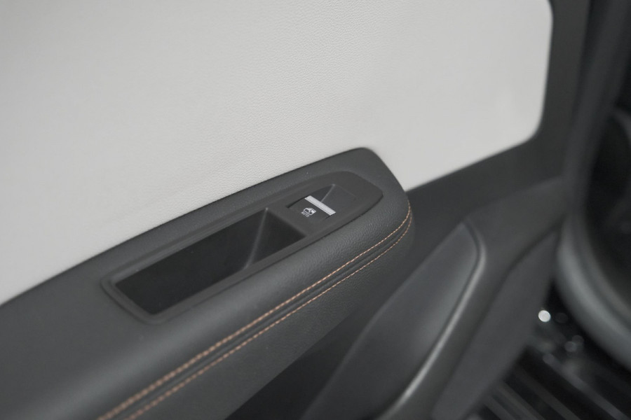 Renault Clio TCe 130 EDC Initiale Paris | Pack Winter | Camera | BOSE Audio | Dodehoekdetectie