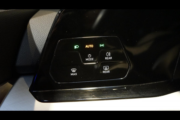 Volkswagen Golf VIII 1.5 eTSI Style AUTOMAAT-ACC-AMBIANCE-CAMERA-CRUISE-KEYLESS-NAVIGATIE-VIRTUEEL