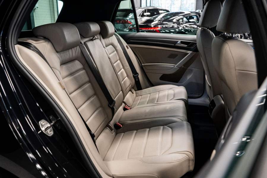 Volkswagen e-Golf *Warmtepomp / Dynaudio / Keyless / Sportstoelen / Lederen bekleding*