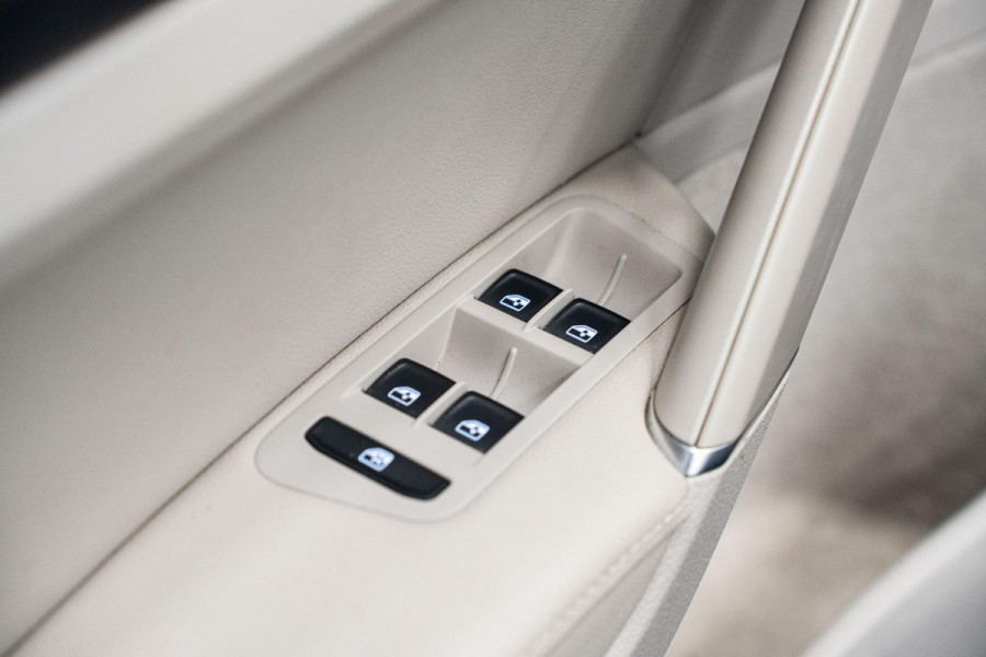 Volkswagen e-Golf *Warmtepomp / Dynaudio / Keyless / Sportstoelen / Lederen bekleding*