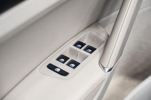 Volkswagen e-Golf *Warmtepomp / Dynaudio / Keyless / Sportstoelen / Lederen bekleding*