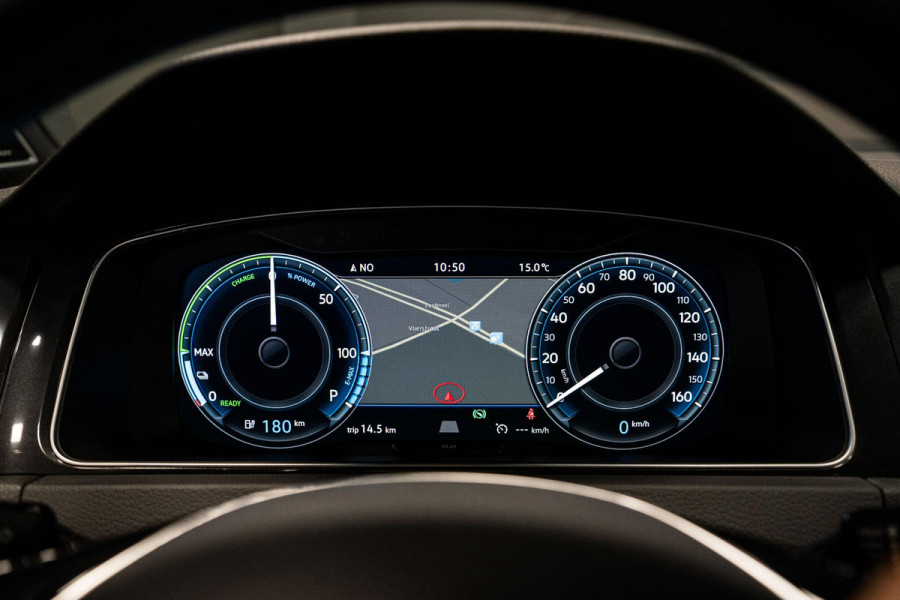 Volkswagen e-Golf *Warmtepomp / Dynaudio / Keyless / Sportstoelen / Lederen bekleding*