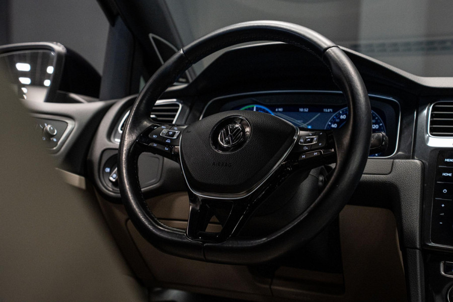 Volkswagen e-Golf *Warmtepomp / Dynaudio / Keyless / Sportstoelen / Lederen bekleding*