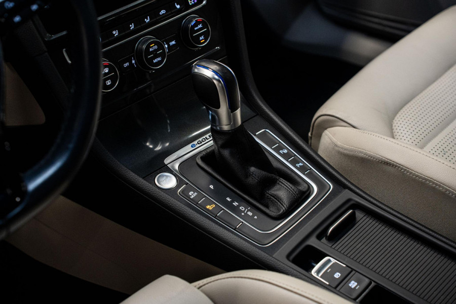 Volkswagen e-Golf *Warmtepomp / Dynaudio / Keyless / Sportstoelen / Lederen bekleding*