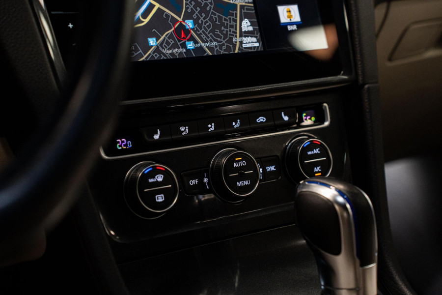 Volkswagen e-Golf *Warmtepomp / Dynaudio / Keyless / Sportstoelen / Lederen bekleding*