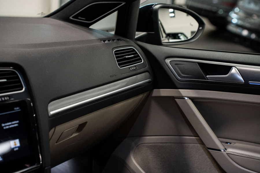 Volkswagen e-Golf *Warmtepomp / Dynaudio / Keyless / Sportstoelen / Lederen bekleding*