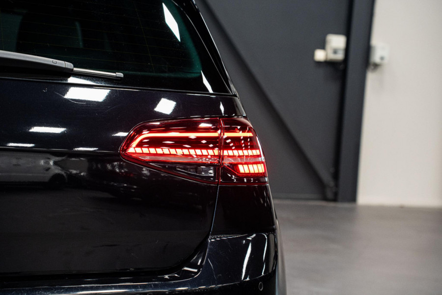 Volkswagen e-Golf *Warmtepomp / Dynaudio / Keyless / Sportstoelen / Lederen bekleding*