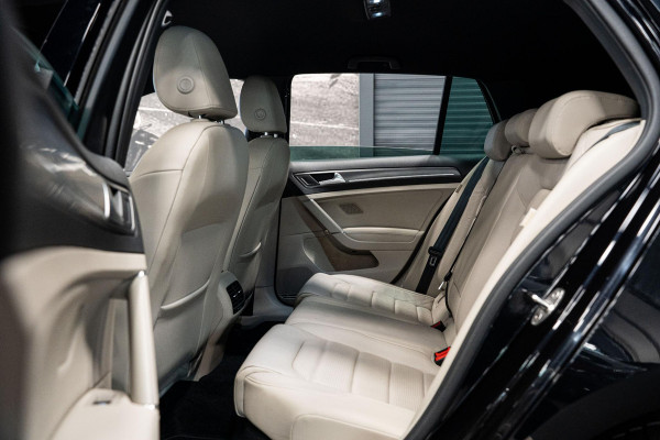 Volkswagen e-Golf *Warmtepomp / Dynaudio / Keyless / Sportstoelen / Lederen bekleding*