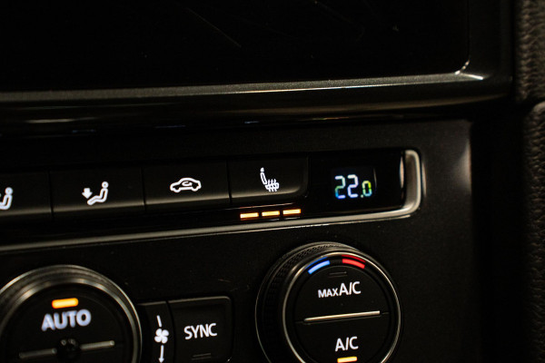 Volkswagen e-Golf *Warmtepomp / Dynaudio / Keyless / Sportstoelen / Lederen bekleding*