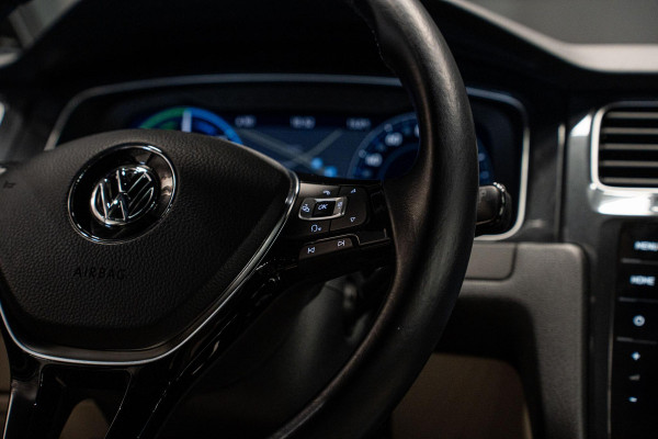 Volkswagen e-Golf *Warmtepomp / Dynaudio / Keyless / Sportstoelen / Lederen bekleding*
