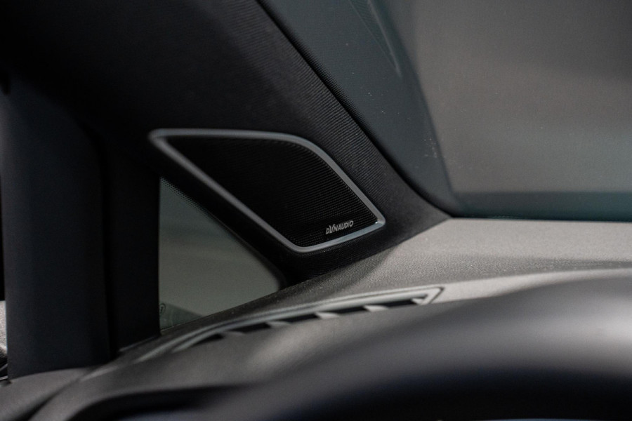 Volkswagen e-Golf *Warmtepomp / Dynaudio / Keyless / Sportstoelen / Lederen bekleding*