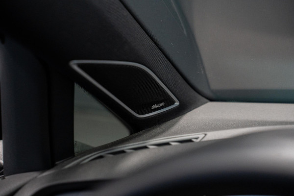 Volkswagen e-Golf *Warmtepomp / Dynaudio / Keyless / Sportstoelen / Lederen bekleding*