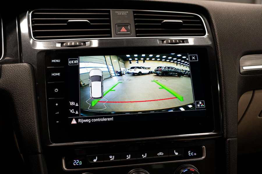 Volkswagen e-Golf *Warmtepomp / Dynaudio / Keyless / Sportstoelen / Lederen bekleding*