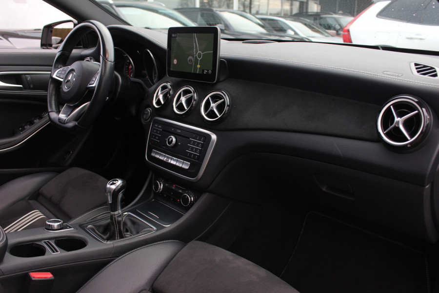 Mercedes-Benz CLA-Klasse 180 WhiteArt Edition / Panoramadak / Camera / Leder&Alcantara / 19'' / Keyless / Navigatie / Stoelverwarming / Cruise Control
