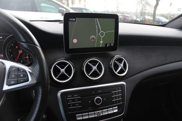 Mercedes-Benz CLA-Klasse 180 WhiteArt Edition / Panoramadak / Camera / Leder&Alcantara / 19'' / Keyless / Navigatie / Stoelverwarming / Cruise Control