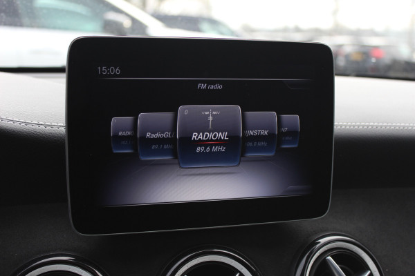 Mercedes-Benz CLA-Klasse 180 WhiteArt Edition / Panoramadak / Camera / Leder&Alcantara / 19'' / Keyless / Navigatie / Stoelverwarming / Cruise Control