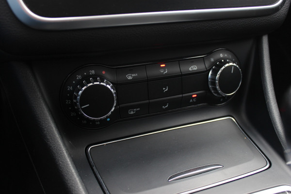 Mercedes-Benz CLA-Klasse 180 WhiteArt Edition / Panoramadak / Camera / Leder&Alcantara / 19'' / Keyless / Navigatie / Stoelverwarming / Cruise Control