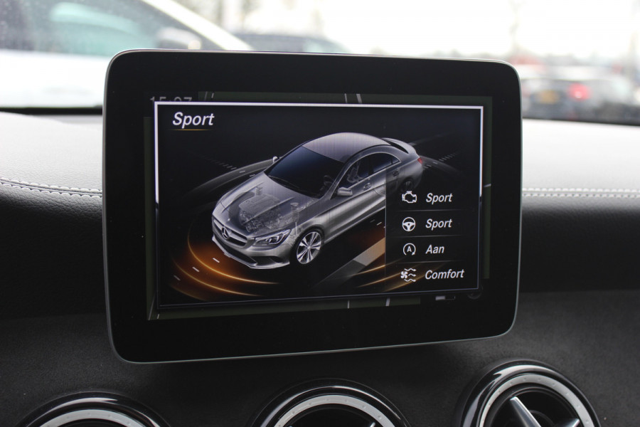 Mercedes-Benz CLA-Klasse 180 WhiteArt Edition / Panoramadak / Camera / Leder&Alcantara / 19'' / Keyless / Navigatie / Stoelverwarming / Cruise Control