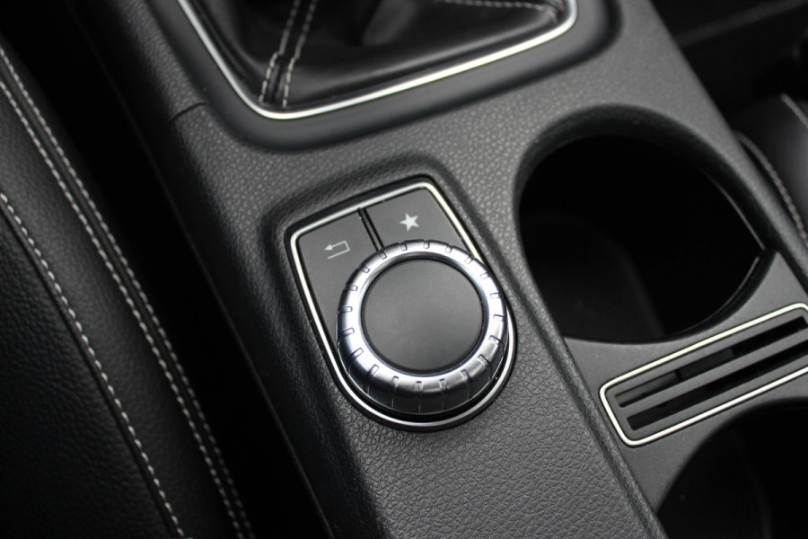 Mercedes-Benz CLA-Klasse 180 WhiteArt Edition / Panoramadak / Camera / Leder&Alcantara / 19'' / Keyless / Navigatie / Stoelverwarming / Cruise Control