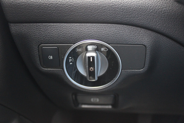 Mercedes-Benz CLA-Klasse 180 WhiteArt Edition / Panoramadak / Camera / Leder&Alcantara / 19'' / Keyless / Navigatie / Stoelverwarming / Cruise Control