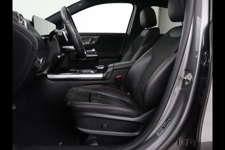 Mercedes-Benz GLA 200 Business Solution AMG | Panoramadak | Carplay | Matrix LED | Stoelverwarming | Trekhaak | Memory | Leder/Alcantara | Navigatie | Park Assist