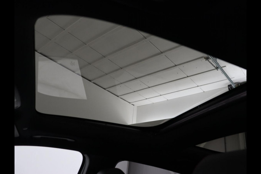 Mercedes-Benz GLA 200 Business Solution AMG | Panoramadak | Carplay | Matrix LED | Stoelverwarming | Trekhaak | Memory | Leder/Alcantara | Navigatie | Park Assist