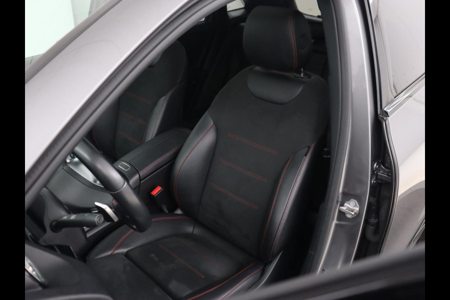 Mercedes-Benz GLA 200 Business Solution AMG | Panoramadak | Carplay | Matrix LED | Stoelverwarming | Trekhaak | Memory | Leder/Alcantara | Navigatie | Park Assist