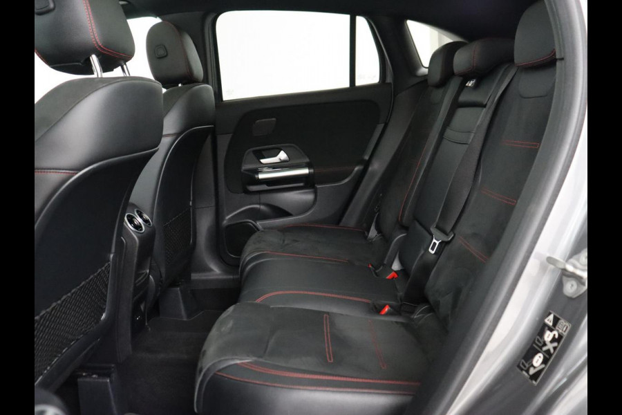 Mercedes-Benz GLA 200 Business Solution AMG | Panoramadak | Carplay | Matrix LED | Stoelverwarming | Trekhaak | Memory | Leder/Alcantara | Navigatie | Park Assist