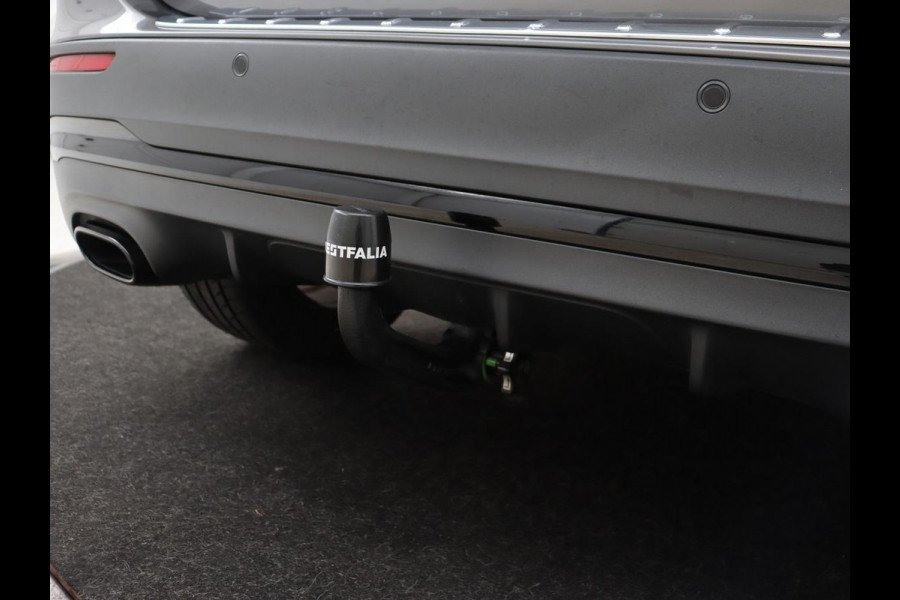 Mercedes-Benz GLA 200 Business Solution AMG | Panoramadak | Carplay | Matrix LED | Stoelverwarming | Trekhaak | Memory | Leder/Alcantara | Navigatie | Park Assist