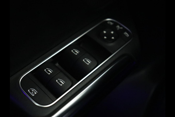Mercedes-Benz GLA 200 Business Solution AMG | Panoramadak | Carplay | Matrix LED | Stoelverwarming | Trekhaak | Memory | Leder/Alcantara | Navigatie | Park Assist