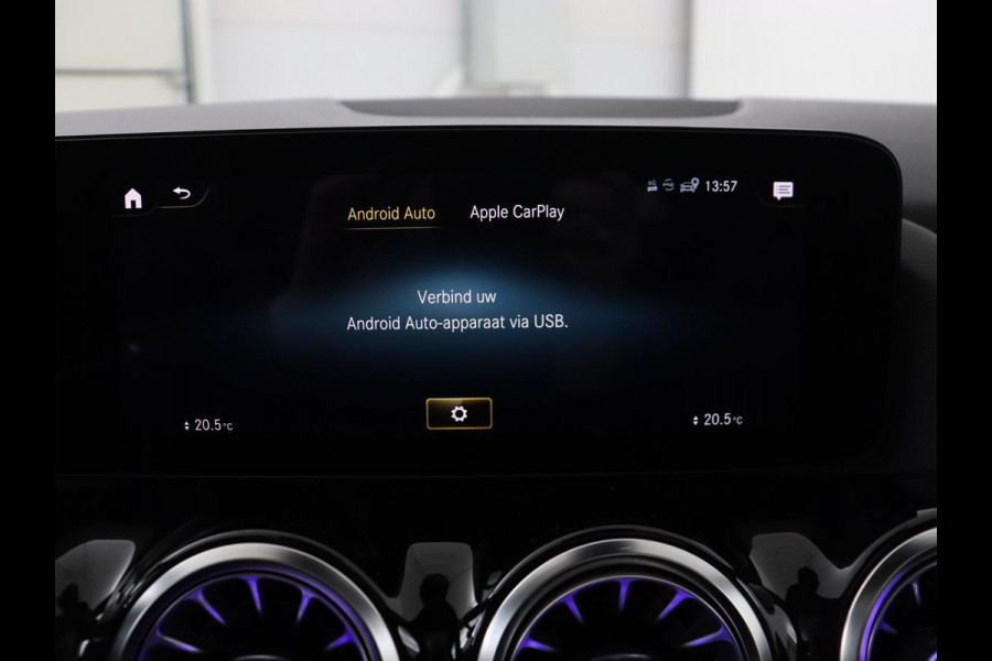 Mercedes-Benz GLA 200 Business Solution AMG | Panoramadak | Carplay | Matrix LED | Stoelverwarming | Trekhaak | Memory | Leder/Alcantara | Navigatie | Park Assist