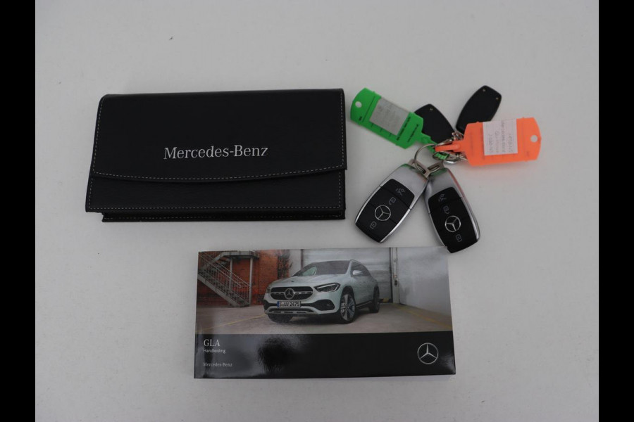 Mercedes-Benz GLA 200 Business Solution AMG | Panoramadak | Carplay | Matrix LED | Stoelverwarming | Trekhaak | Memory | Leder/Alcantara | Navigatie | Park Assist