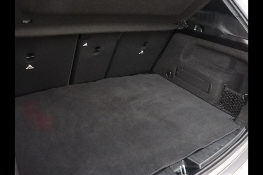 Mercedes-Benz GLA 200 Business Solution AMG | Panoramadak | Carplay | Matrix LED | Stoelverwarming | Trekhaak | Memory | Leder/Alcantara | Navigatie | Park Assist