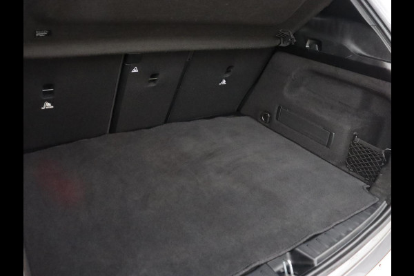 Mercedes-Benz GLA 200 Business Solution AMG | Panoramadak | Carplay | Matrix LED | Stoelverwarming | Trekhaak | Memory | Leder/Alcantara | Navigatie | Park Assist