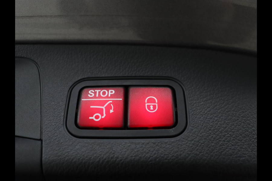 Mercedes-Benz GLA 200 Business Solution AMG | Panoramadak | Carplay | Matrix LED | Stoelverwarming | Trekhaak | Memory | Leder/Alcantara | Navigatie | Park Assist