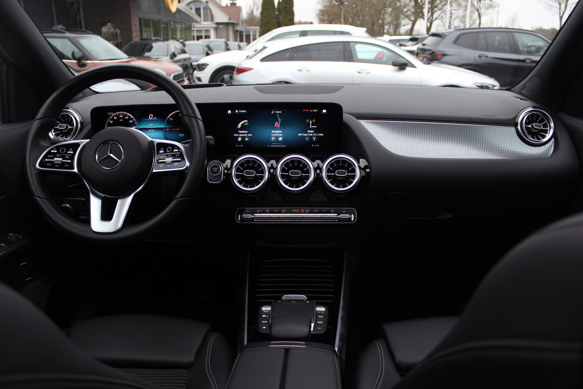 Mercedes-Benz EQA 250 Business Solution AMG 67 kWh / Zeer compleet! / Trekhaak / Panoramadak / 360Camera / Head-up / Half leder / 18'' / CarPlay / Navigatie / Dodehoek / DAB / Stoelverwarming / Cruise Control