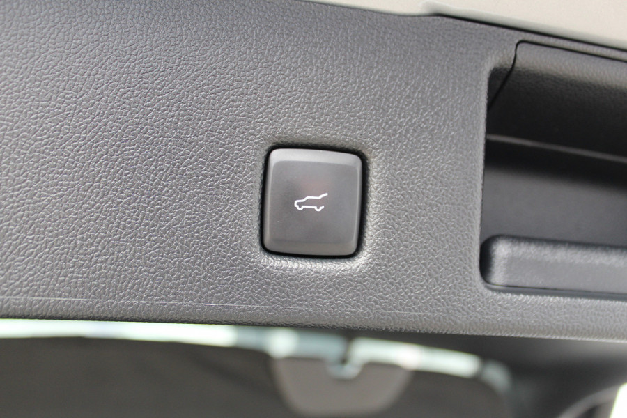 Ford Kuga 2.5-225 PK PHEV ST-Line X. Hybride rijden voor een reële prijs ! Autm. airco, Stoel- en voorraamverw., Side- en lane assist, Adaptieve cruise cntrl, elektr. achterklep, Keyless entry/keyless go, Trekhaak afneemb., Navigatie, Telefoonvoorb. etc