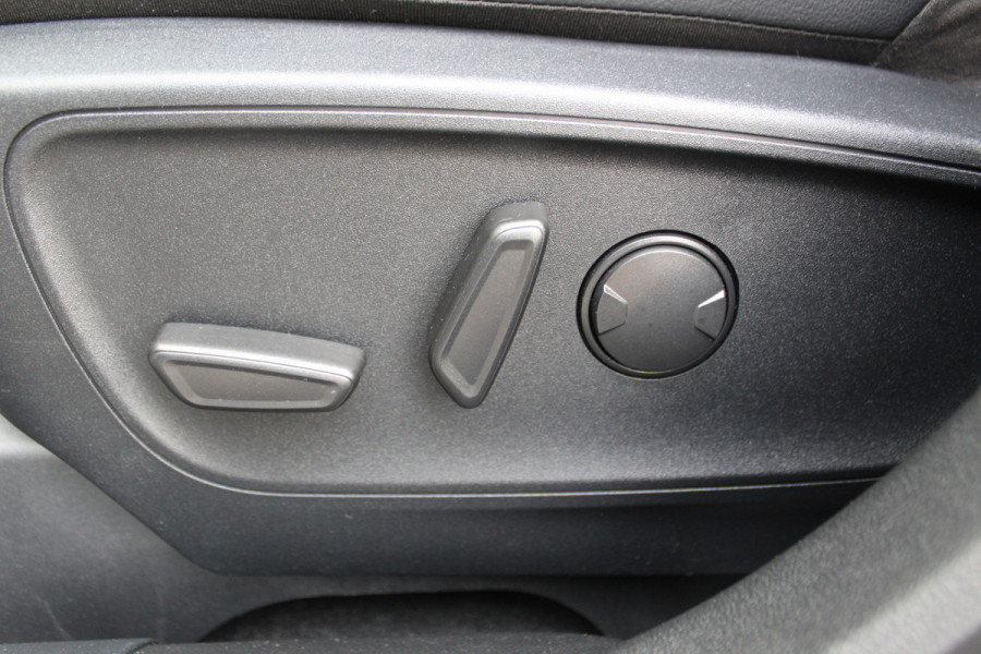 Ford Kuga 2.5-225 PK PHEV ST-Line X. Hybride rijden voor een reële prijs ! Autm. airco, Stoel- en voorraamverw., Side- en lane assist, Adaptieve cruise cntrl, elektr. achterklep, Keyless entry/keyless go, Trekhaak afneemb., Navigatie, Telefoonvoorb. etc