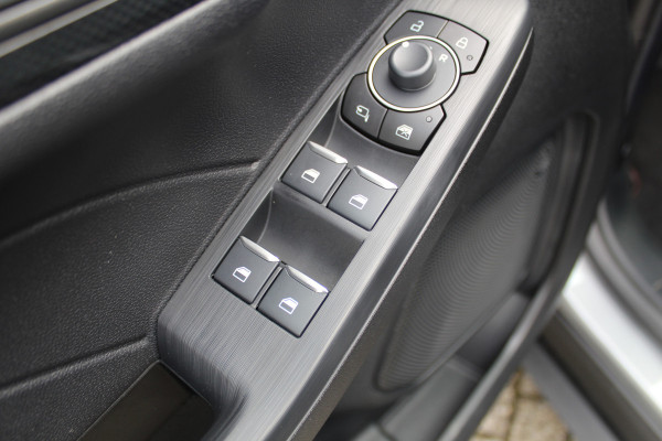 Ford Kuga 2.5-225 PK PHEV ST-Line X. Hybride rijden voor een reële prijs ! Autm. airco, Stoel- en voorraamverw., Side- en lane assist, Adaptieve cruise cntrl, elektr. achterklep, Keyless entry/keyless go, Trekhaak afneemb., Navigatie, Telefoonvoorb. etc